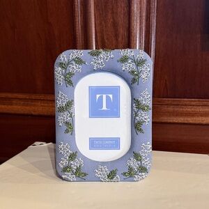 Two’s Company Embroidered Blue Hydrangea Picture Frame 4x6 NEW